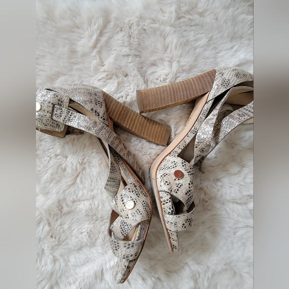 Guess by Marciano shoes - Picture 3 of 5